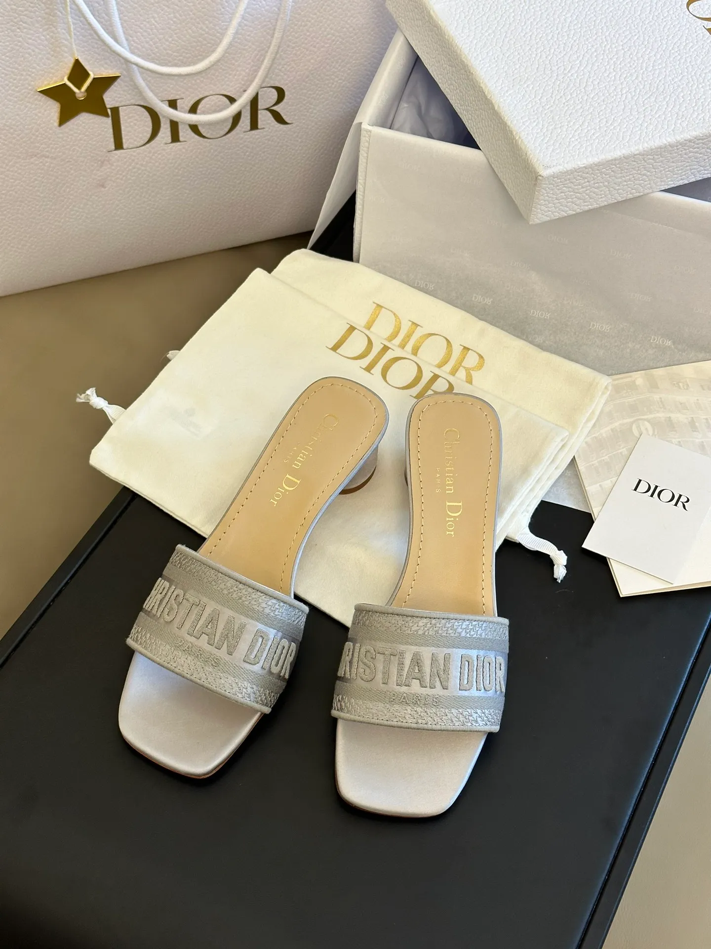 👟👟Ex-factory price 440👟👟 Dior • Dior 2025 DWAY spring and summer new one-word embroidered slippers version CD letter logo three-dimensional embroidered cylindrical heel sandals Square toe thick heel jelly color open-toe slippers Upper: Original consistent high-temperature water-soluble cotton electro-embroidery technology silk fabric Lining: Water-dyed sheepskin lining Outsole: Italian leather outsole Heel height: 3.5CM Number of yards: 35-40